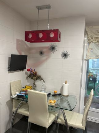 Mesa de cristal y Lámpara roja