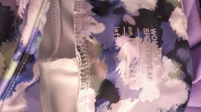 Mallas de gimnasio moradas y estampadas