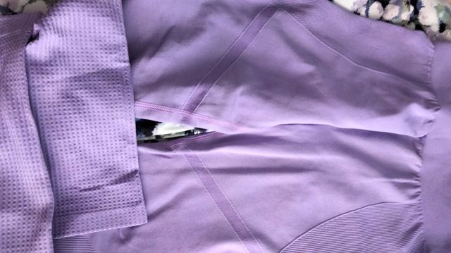 Mallas de gimnasio moradas y estampadas