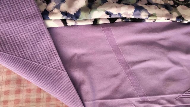 Mallas de gimnasio moradas y estampadas