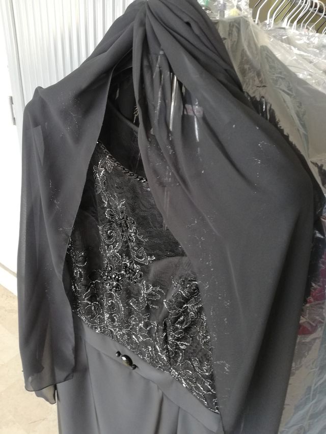 Abito elegante nero con stola