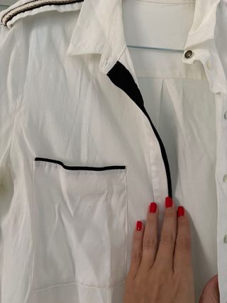 Camisa blanca Mango con ribete negro