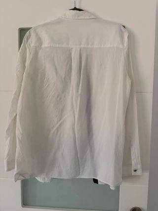 Camisa blanca Mango con ribete negro
