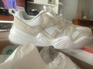 Nike Tech Hera Beige/Blanco