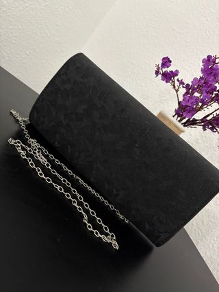 Bolso de mano negro con cadena