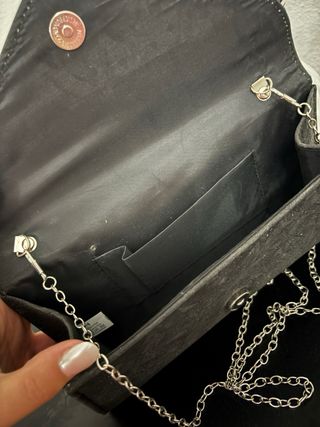 Bolso de mano negro con cadena