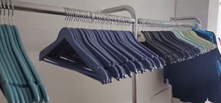 Lote liquidacion mas de 130 percheros para tienda