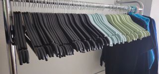 Lote liquidacion mas de 130 percheros para tienda