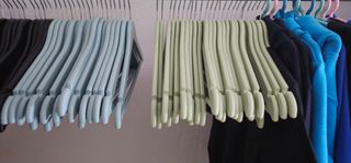 Lote liquidacion mas de 130 percheros para tienda