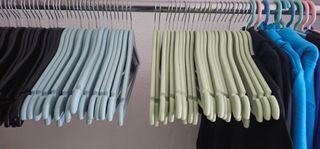 Lote liquidacion mas de 130 percheros para tienda