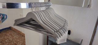 Lote liquidacion mas de 130 percheros para tienda