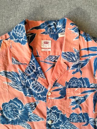 Camisa Levi's floral rosa y azul