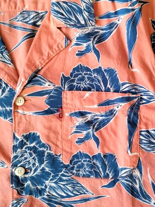 Camisa Levi's floral rosa y azul