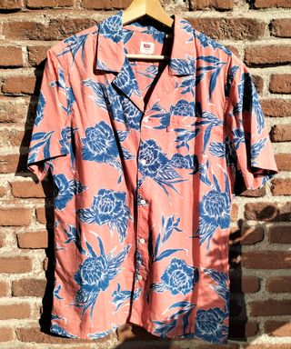 Camisa Levi's floral rosa y azul