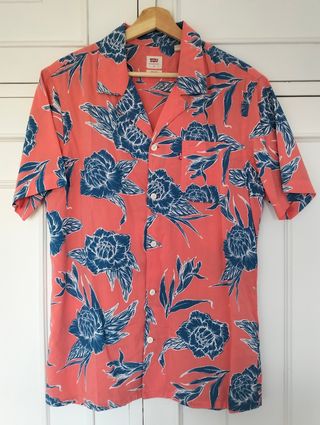 Camisa Levi's floral rosa y azul