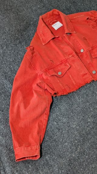 Bershka Chaqueta Vaquera Roja Desgastada