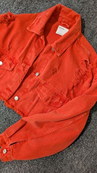 Bershka Chaqueta Vaquera Roja Desgastada