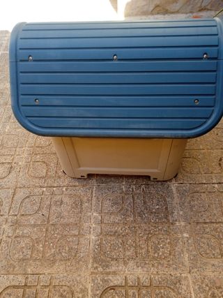 Caseta perro PVC beige y azul