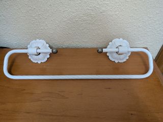 Accesorios de baño (papel WC, toallero, cepillo)