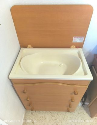 Cómoda bebé con bañera