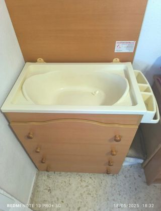 Cómoda bebé con bañera