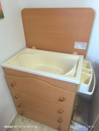 Cómoda bebé con bañera