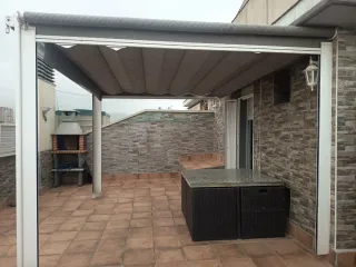 Pérgola 3x3m prácticamente nueva