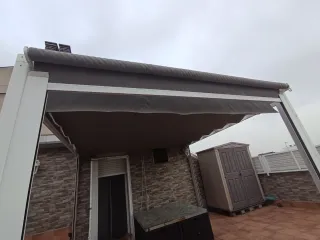 Pérgola 3x3m prácticamente nueva