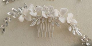 Tocado Novia Flores de porcelana y Perlas Dorado.