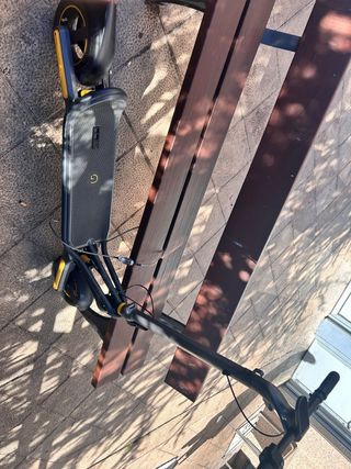 Patinete Eléctrico Negro y Amarillo