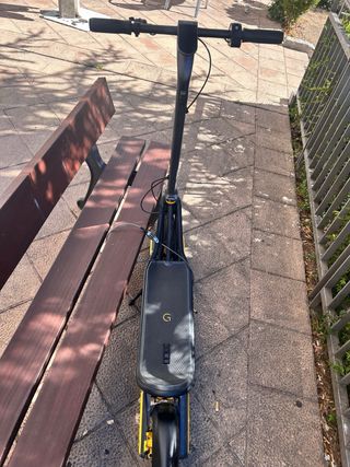 Patinete Eléctrico Negro y Amarillo