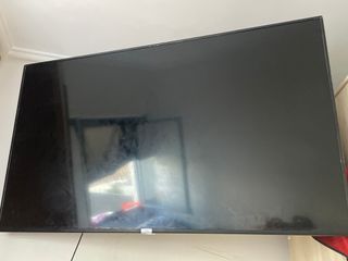 Televisor TCL Negro con Soporte Pared
