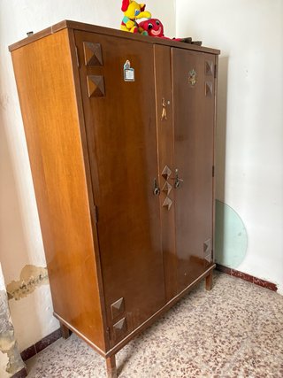Armario de madera maciza con llave