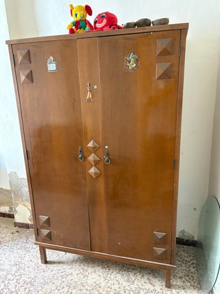 Armario de madera maciza con llave