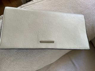 Bolso de mano gris, con cadena para colgar