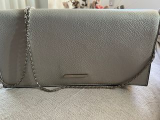 Bolso de mano gris, con cadena para colgar