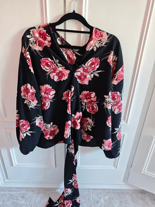 Blusa floral negra y rosa
