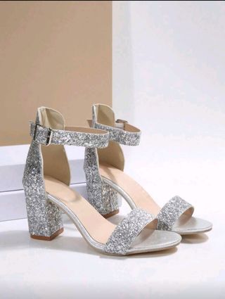 Zapatos de tacón plateados brillantes