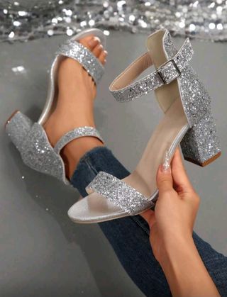 Zapatos de tacón plateados brillantes