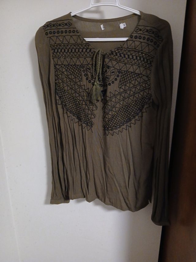 Camisa moderna bordada