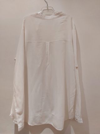 Blusa Menglu blanca botones dorados Talla M