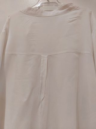 Blusa Menglu blanca botones dorados Talla M