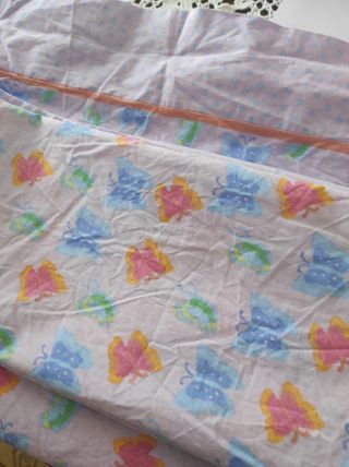 Conjunto de lençóis com padrão de borboletas