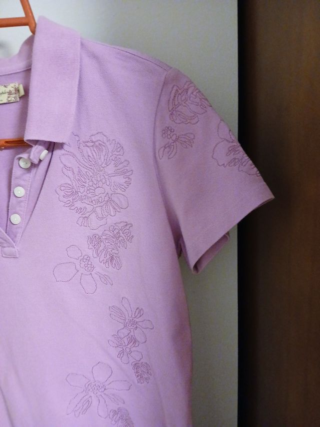 Polo rosa con flores bordadas