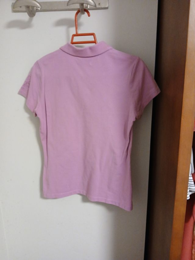 Polo rosa con flores bordadas