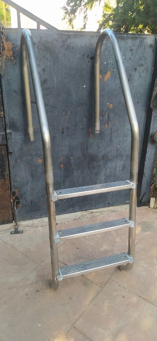 Escalera piscina..tres peldaños...acero inoxidable
