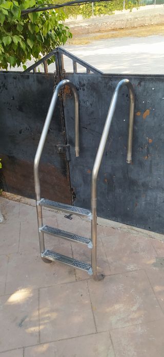 Escalera piscina..tres peldaños...acero inoxidable