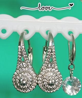 Pendientes plateados con pedrería