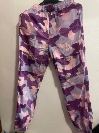 Pantalones cargo camuflaje morado y color crema 