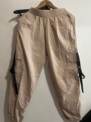 Pantalones cargo camuflaje morado y color crema 